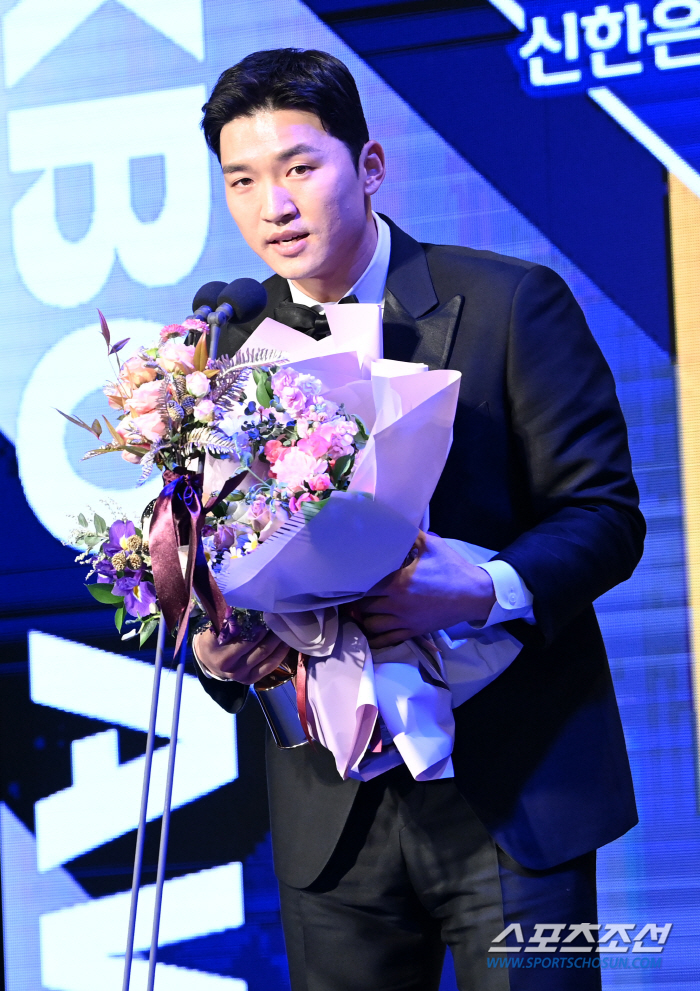 "총재님 감사합니다." "노력하며 기다렸다." 40년만에 부활한 수비상.…