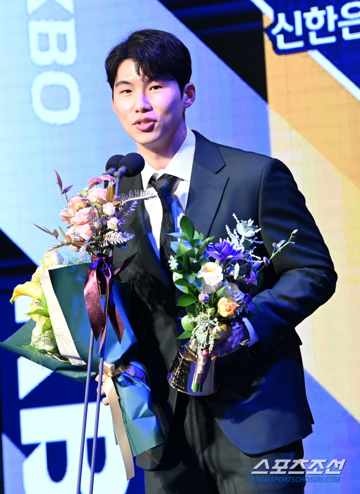"총재님 감사합니다." "노력하며 기다렸다." 40년만에 부활한 수비상.…