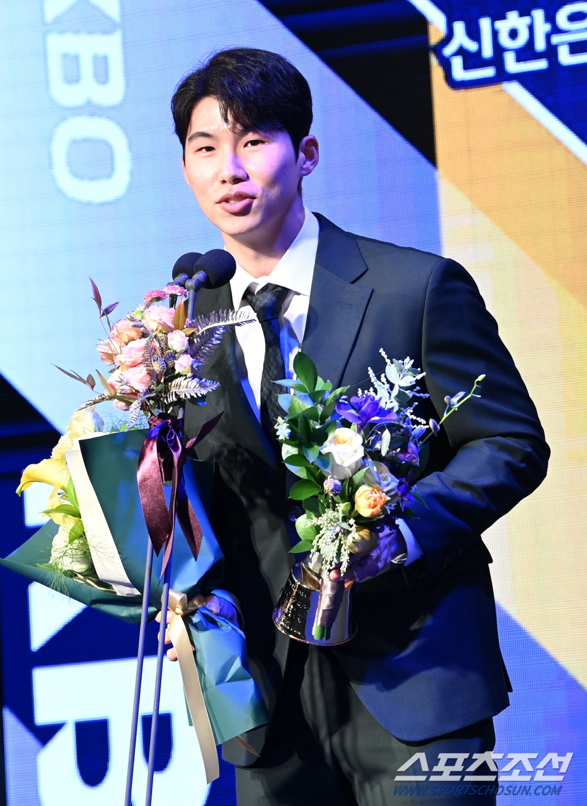 "총재님 감사합니다." "노력하며 기다렸다." 40년만에 부활한 수비상.…