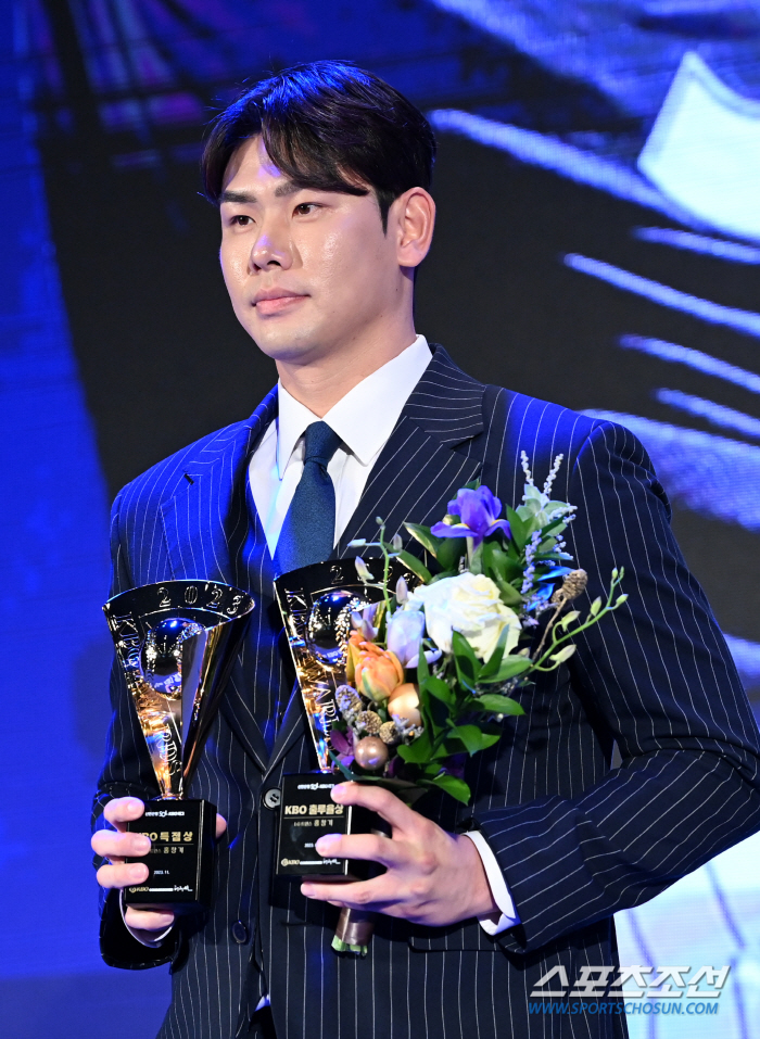 "총재님 감사합니다." "노력하며 기다렸다." 40년만에 부활한 수비상.…