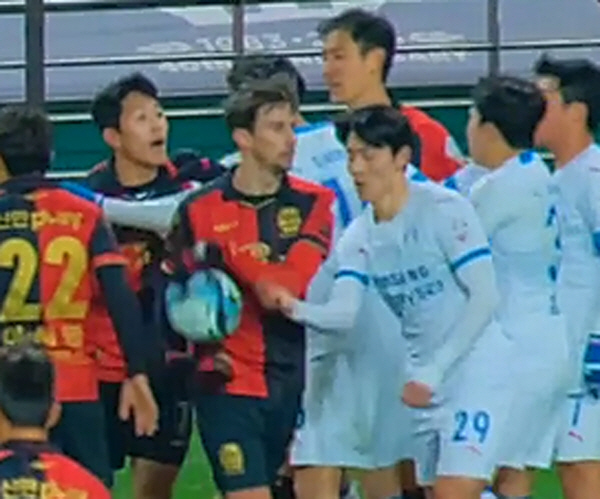 슈퍼매치 벤치클리어링 사태의 전말…가해자는 1명뿐? 폭넓은 사후 평가가 …