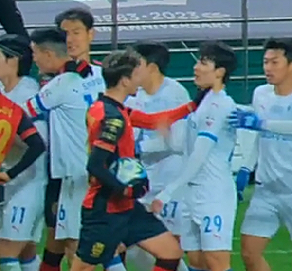 슈퍼매치 벤치클리어링 사태의 전말…가해자는 1명뿐? 폭넓은 사후 평가가 …