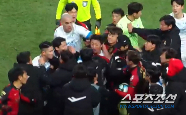 슈퍼매치 벤치클리어링 사태의 전말…가해자는 1명뿐? 폭넓은 사후 평가가 …