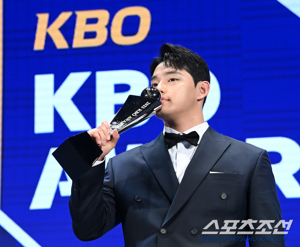 한화 팬들을 설레게 한다…유니폼 디자인하고 사인공에 직구 그립 프린트, …