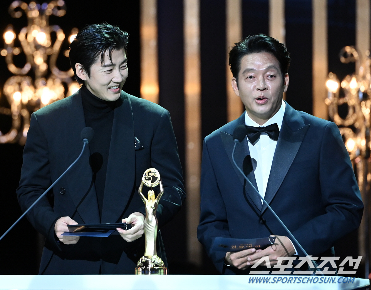 등장마다 관객들은 환호, 수상만큼 화려했던 청룡영화상 시상자들...이 조…