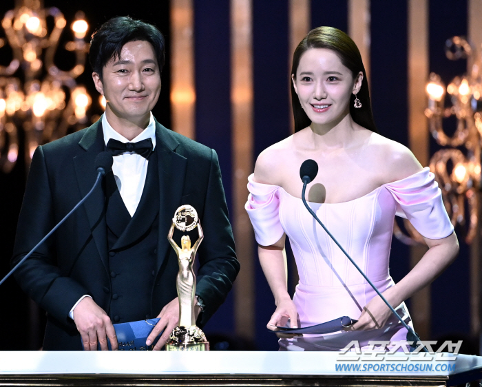 등장마다 관객들은 환호, 수상만큼 화려했던 청룡영화상 시상자들...이 조…