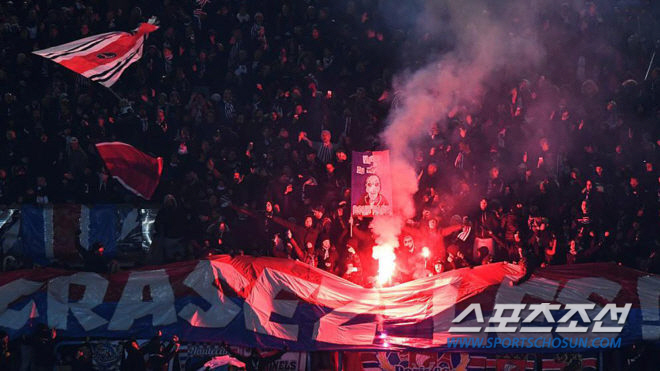 '충격 유혈사태 잊었나' PSG 울트라스, 뉴캐슬팬 향해 '조명탄-의자'…
