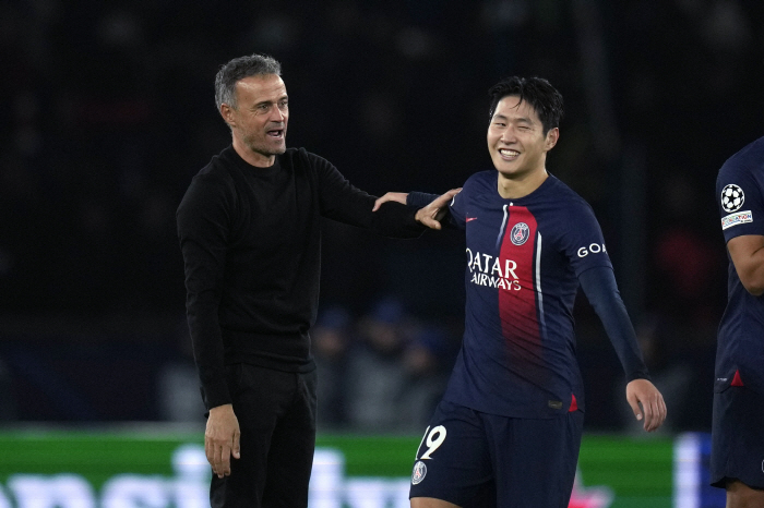 '이강인 자리도 없는데'...PSG 감독, '710억 공격수'는 특급 신…