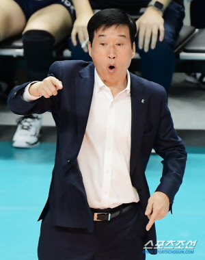 '2연승 끝' IBK기업은행 김호철 감독 