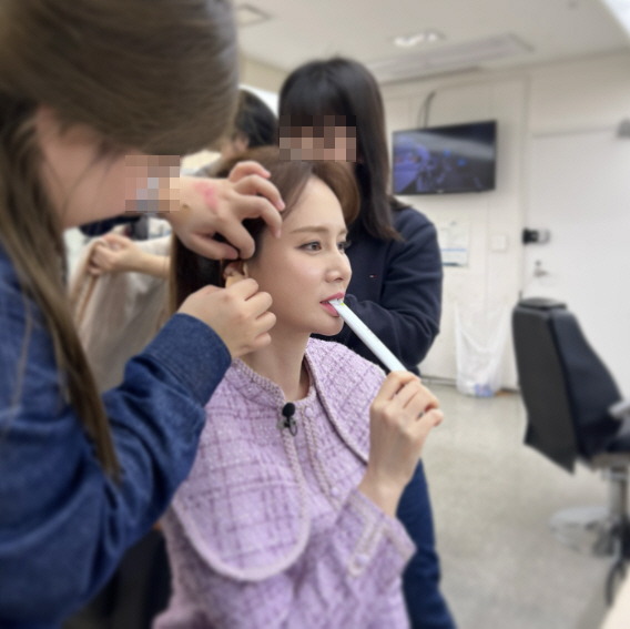 '안정환♥' 이혜원, 이제 완전히 방송인된 근황 '스태프들에 둘러싸인 ★…