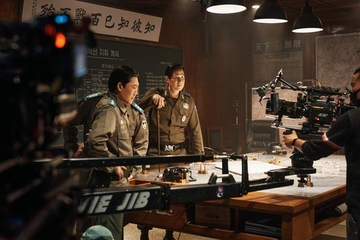 "황정민X정우성 환상 호흡"..'서울의 봄', 200만 돌파 기념 비하인…