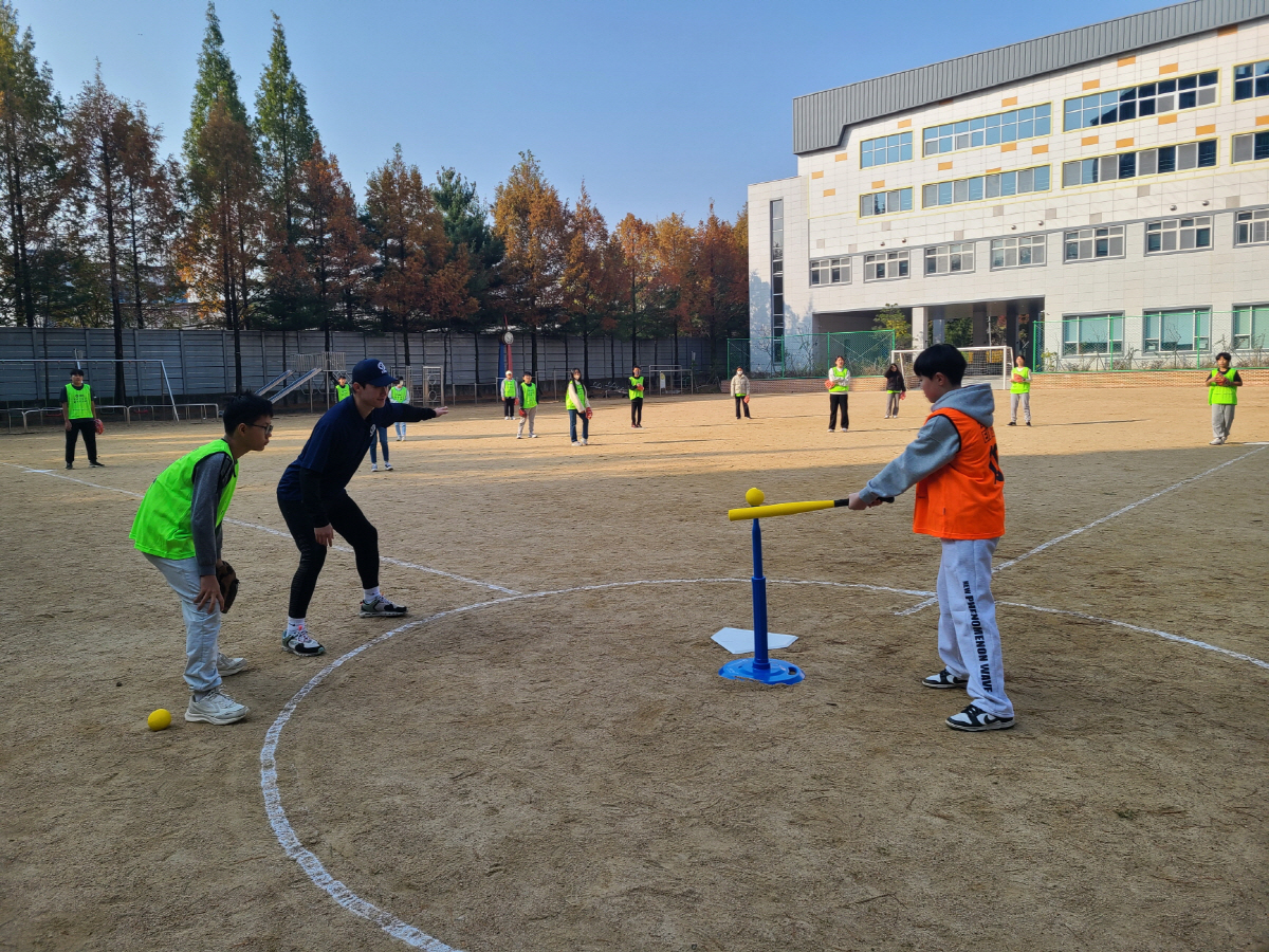 '레전드 장종훈·송진우·장원진·김용달 지도→200개 초등학교 참가' KB…