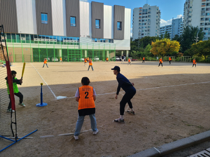 '레전드 장종훈·송진우·장원진·김용달 지도→200개 초등학교 참가' KB…
