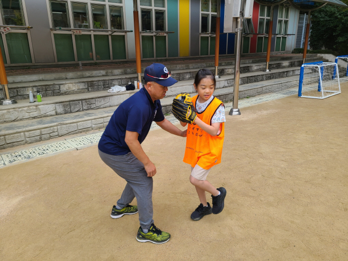 '레전드 장종훈·송진우·장원진·김용달 지도→200개 초등학교 참가' KB…