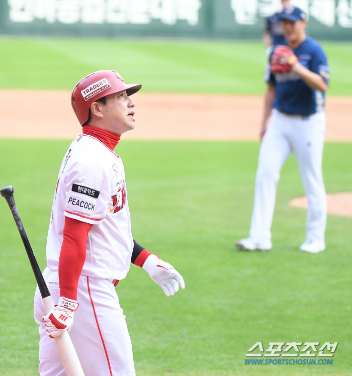 "영구결번 예정이었다" 한화로 간 레전드 김강민 '3000만원 최저연봉'…