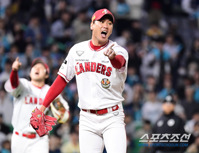 "영구결번 예정이었다" 한화로 간 레전드 김강민 '3000만원 최저연봉'…