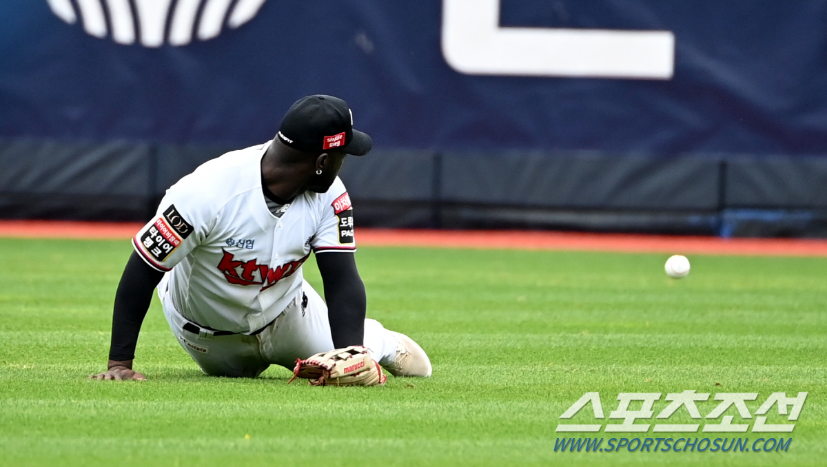 '한국시리즈 부진때문일까...' 타율 0.289-15홈런-70타점 중심타…