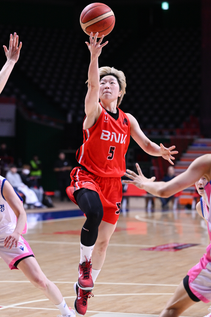3.6초전 안혜지 스틸+역전 레이업, BNK썸 안방 첫승으로 3연패 탈출