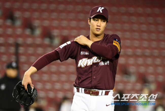 6년 뛰고 군대가는 안우진. 그런데 포스팅은 빨라도 2028시즌 끝난 뒤…