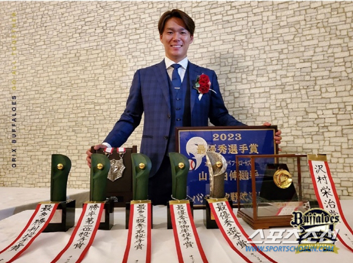 3년 연속 투수 4관왕에 오르고 리그 MVP, 사와무라상을 수상한 야마모토. 사진캡처=오릭스 버팔로즈 SNS,
