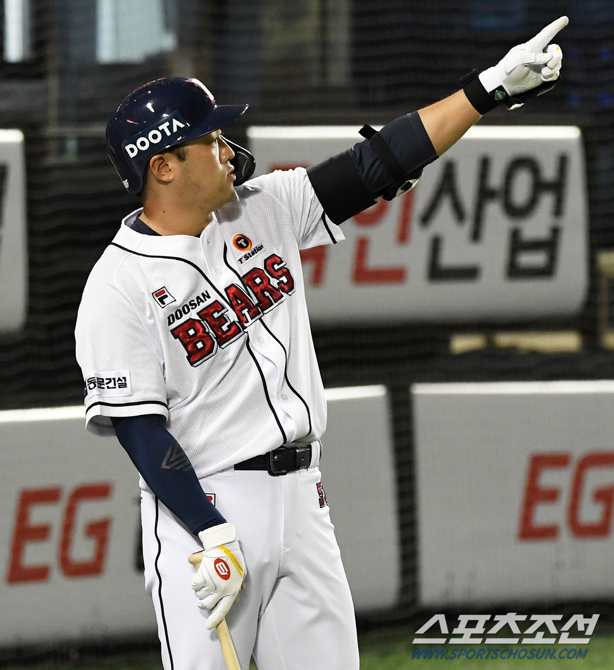 2023 KBO리그 두산 베어스와 NC 다이노스의 경기가 12일 잠실구장에서 열렸다. 1회말 1사 두산 양석환이 파울 홈런에 대한 비디오 판독을 기다리고 있다. 잠실=박재만 기자pjm@sportschosun.com/2023.10.12/