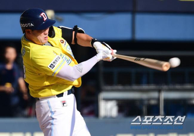 2일 잠실야구장에서 열린 키움과 두산의 경기, 두산 양석환이 5회말 1사후 유격수 방향 내야안타를 치고 있다. 잠실=최문영 기자deer@sportschosun.com /2023.10.02/