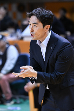 7연패에 빠진 신한은행 구나단 감독, 