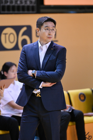 단독 1위에 올라선 KB스타즈 김완수 감독, 