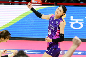 5세트 듀스, 김연경이 해결했다…흥국생명, AI페퍼스 제압 '8연승&2R 전승'