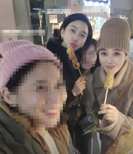 김혜수, 명동 한복판서 어묵 먹고 미소…다 가려도 빛나는 미모