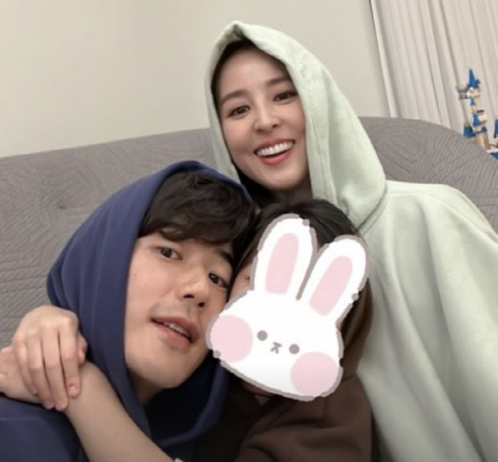 "행복한 가족♥" 기성용, 9살 딸 품에 안긴 아빠..한혜진의 찐 행복 …