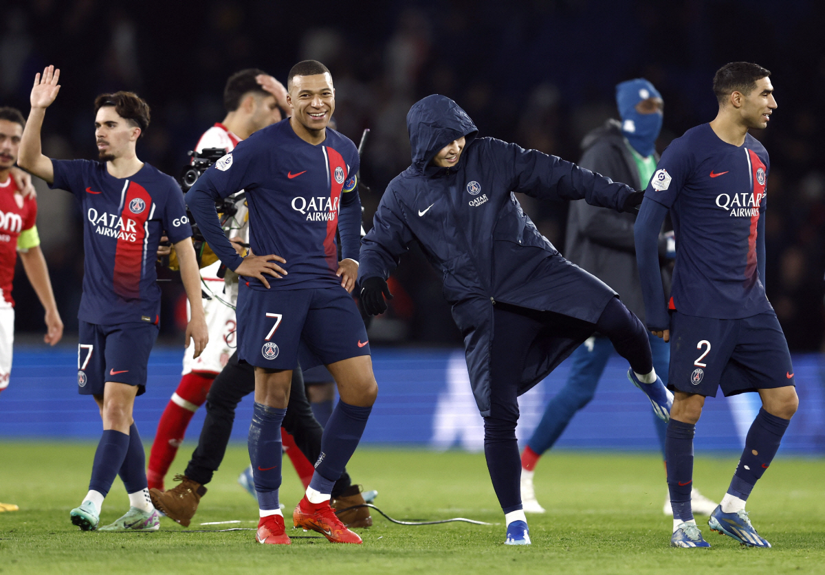 "음바페 질투하지 않길"...PSG, '메시 닮은 슈퍼스타' 이강인 위해…