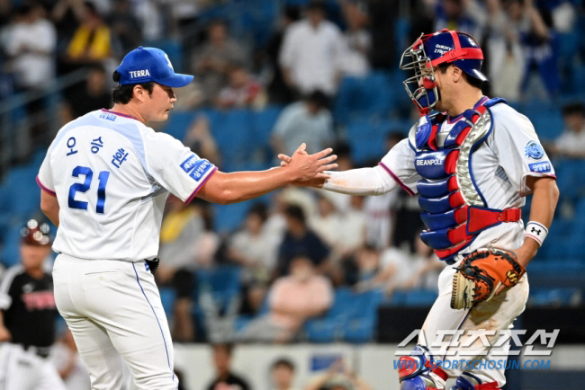 "LG 왕조 첫걸음?" 41세 FA 오승환, 시상식이 어색해…우승팀 바라…