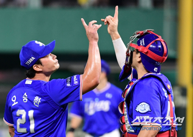 "LG 왕조 첫걸음?" 41세 FA 오승환, 시상식이 어색해…우승팀 바라…