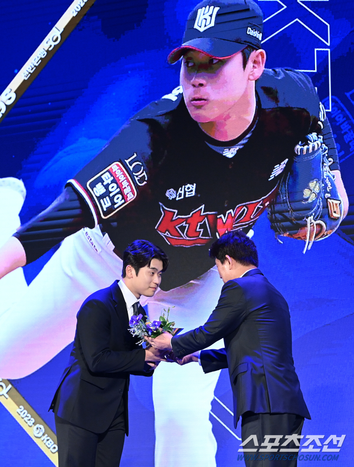 "재윤이형 이겨봐야죠." 최연소 홀드왕의 당당한 마무리 포부. "내년엔 …