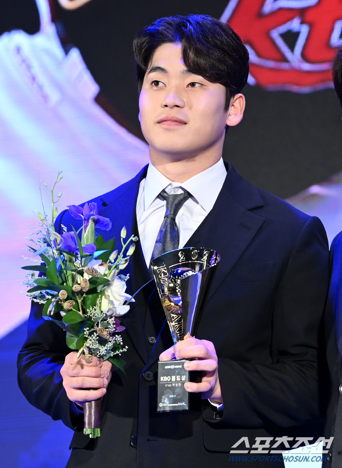 "재윤이형 이겨봐야죠." 최연소 홀드왕의 당당한 마무리 포부. "내년엔 …