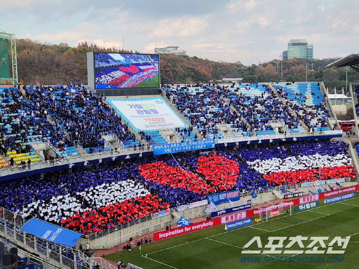 [현장스케치]'경찰 배치→하트 카드섹션' 수원 삼성vs강원FC 전반 0-…