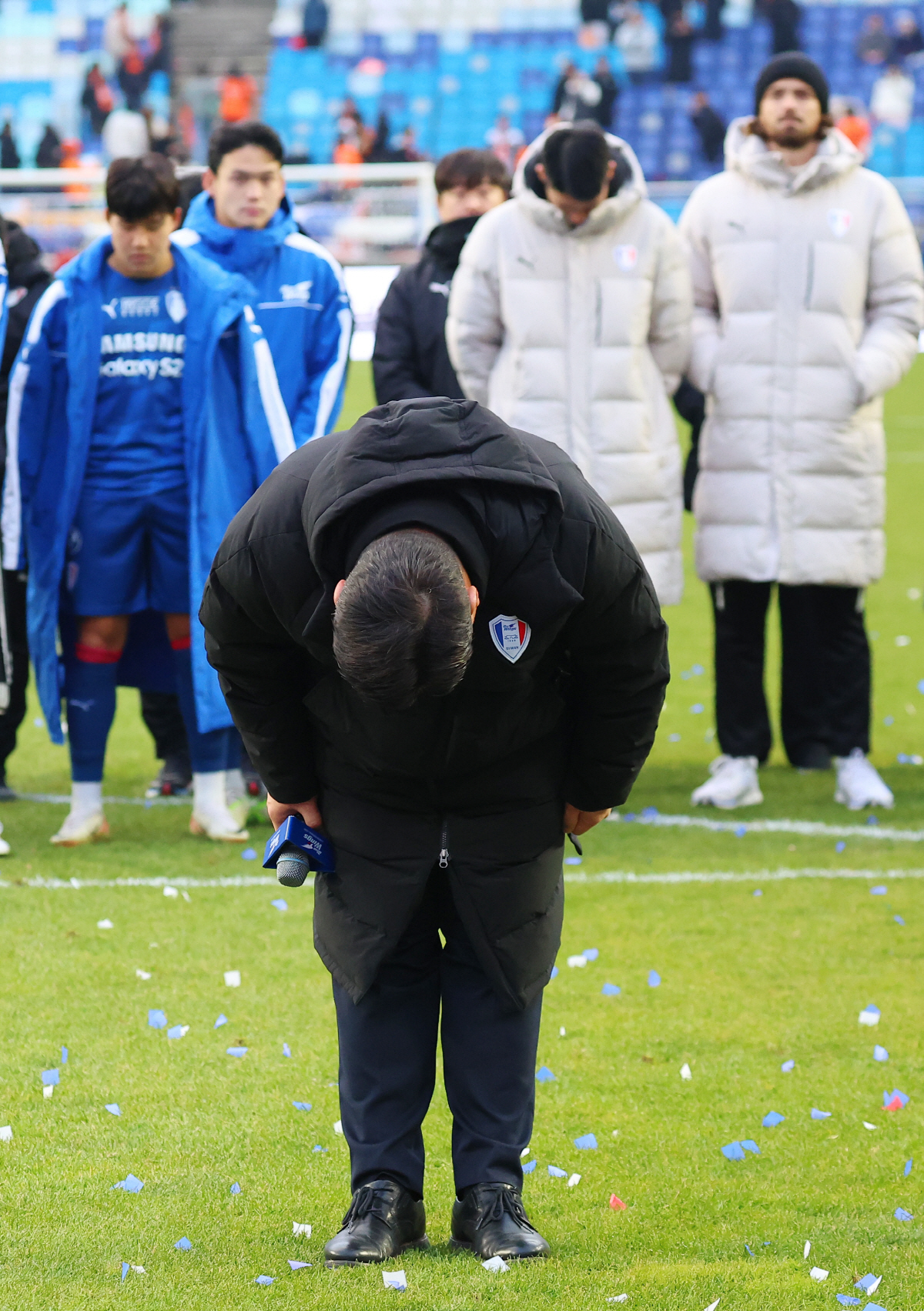 [현장에서]적막→연막탄 분노, '강등' 오동석 수원 삼성 단장 사의 표명…