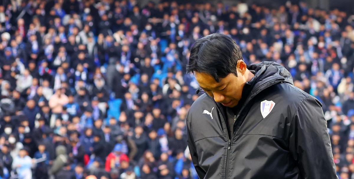[현장에서]적막→연막탄 분노, '강등' 오동석 수원 삼성 단장 사의 표명…