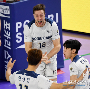 '마테이 42점 대폭발' 우리카드, 1위 자존심 지켰다...OK금융그룹 '천적' 관계 청산 [안산 현장]