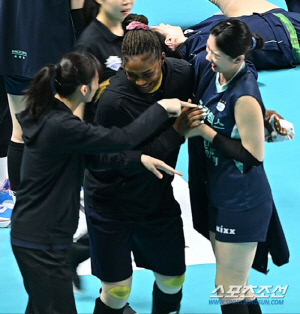 '친하게 지내지 말라고!' 친정팀 동료와 인사하는 카메룬 특급 혼쭐낸 이 선수는 누구?[장충 현장]