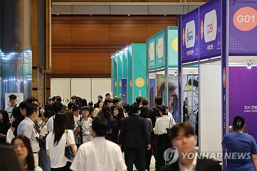 (서울=연합뉴스) 류효림 기자 = 18일 서울 강남구 코엑스에서 열린 2023 관광산업일자리박람회에서 구직자들이 전시장을 둘러보고 있다. 20223.9.18 ryousanta@yna.co.kr