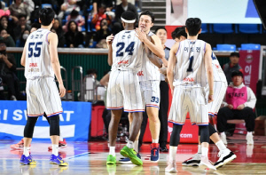 '우승 후보 0순위' KCC, 시즌 첫 연승…슬로 스타터 시동 거나