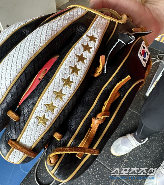 글러브에 별 8개 새겨진 리빙 레전드…올해는 '3루 거포 후계자' 대관식…