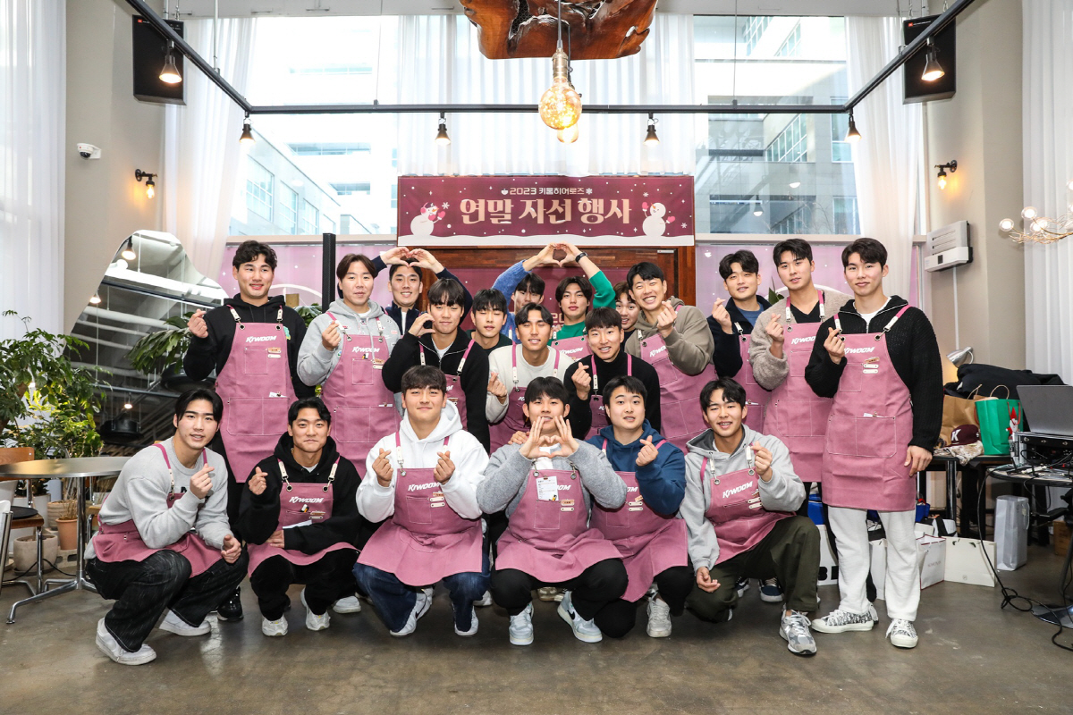 유니폼 벗고, 일일 카페 서버로 변신한 영웅들...팬들과 즐거운 하루