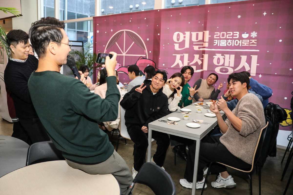 유니폼 벗고, 일일 카페 서버로 변신한 영웅들...팬들과 즐거운 하루