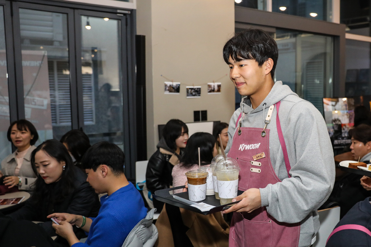 유니폼 벗고, 일일 카페 서버로 변신한 영웅들...팬들과 즐거운 하루
