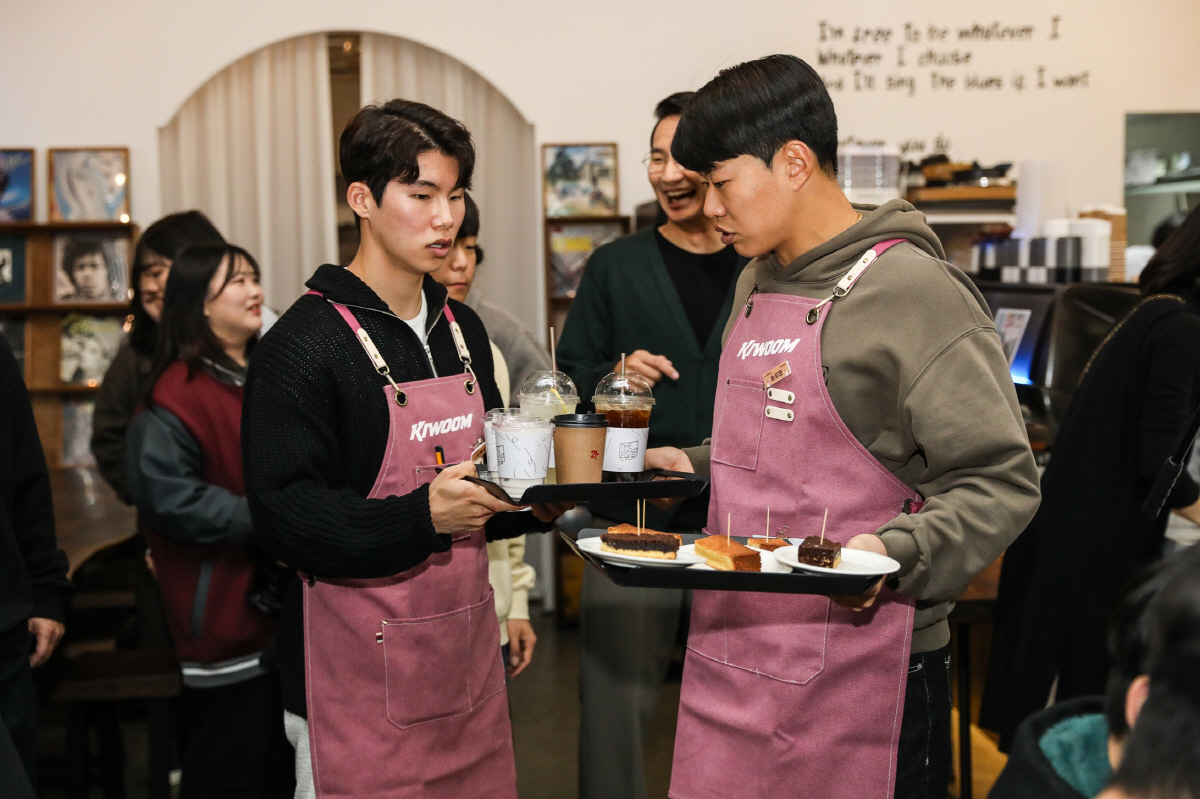 유니폼 벗고, 일일 카페 서버로 변신한 영웅들...팬들과 즐거운 하루