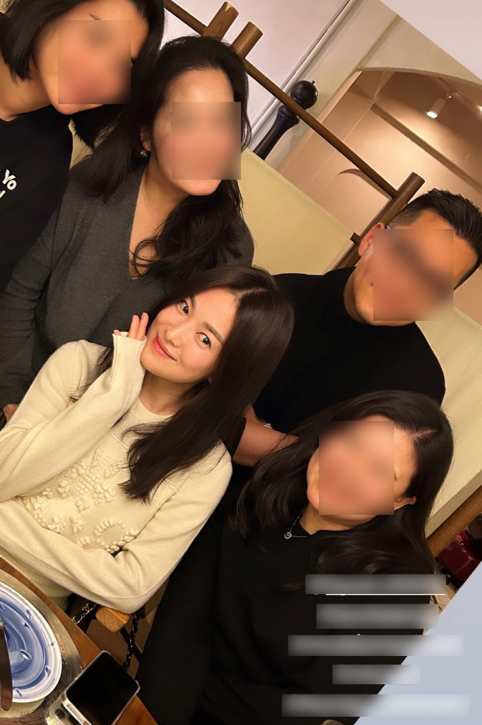 송혜교 충격적인 무보정 사진..지인들 사이서 미모 확 튀는 미모