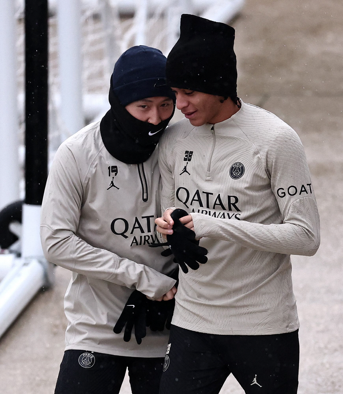 PSG '언성 히어로' 이강인, 음바페 동생에게 주전 자리 위협?..."…